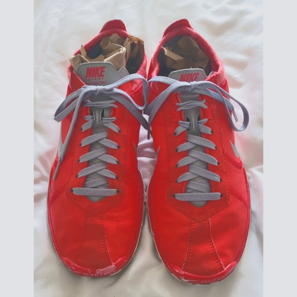 Red Nike free twist